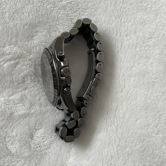 Mint Condition, Modern Look, Very Clean, & Stylish - Picture 2 of 3